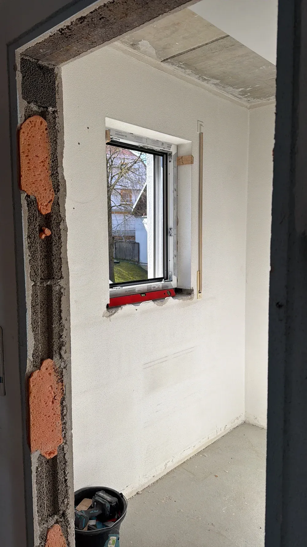 Sanierung: Kleines Fenster in einer aufgestemmten Laibung