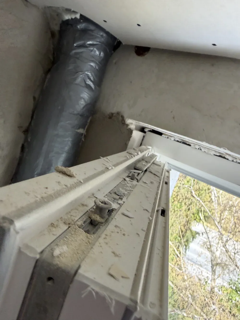 Schadensbilder: Ausgebautes Fensterelement mit Rollladenkasten