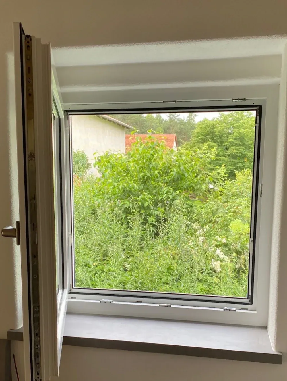Insektenschutz: Insektenschutz-Spannrahmen im Fenster, Flügel nach innen geöffnet