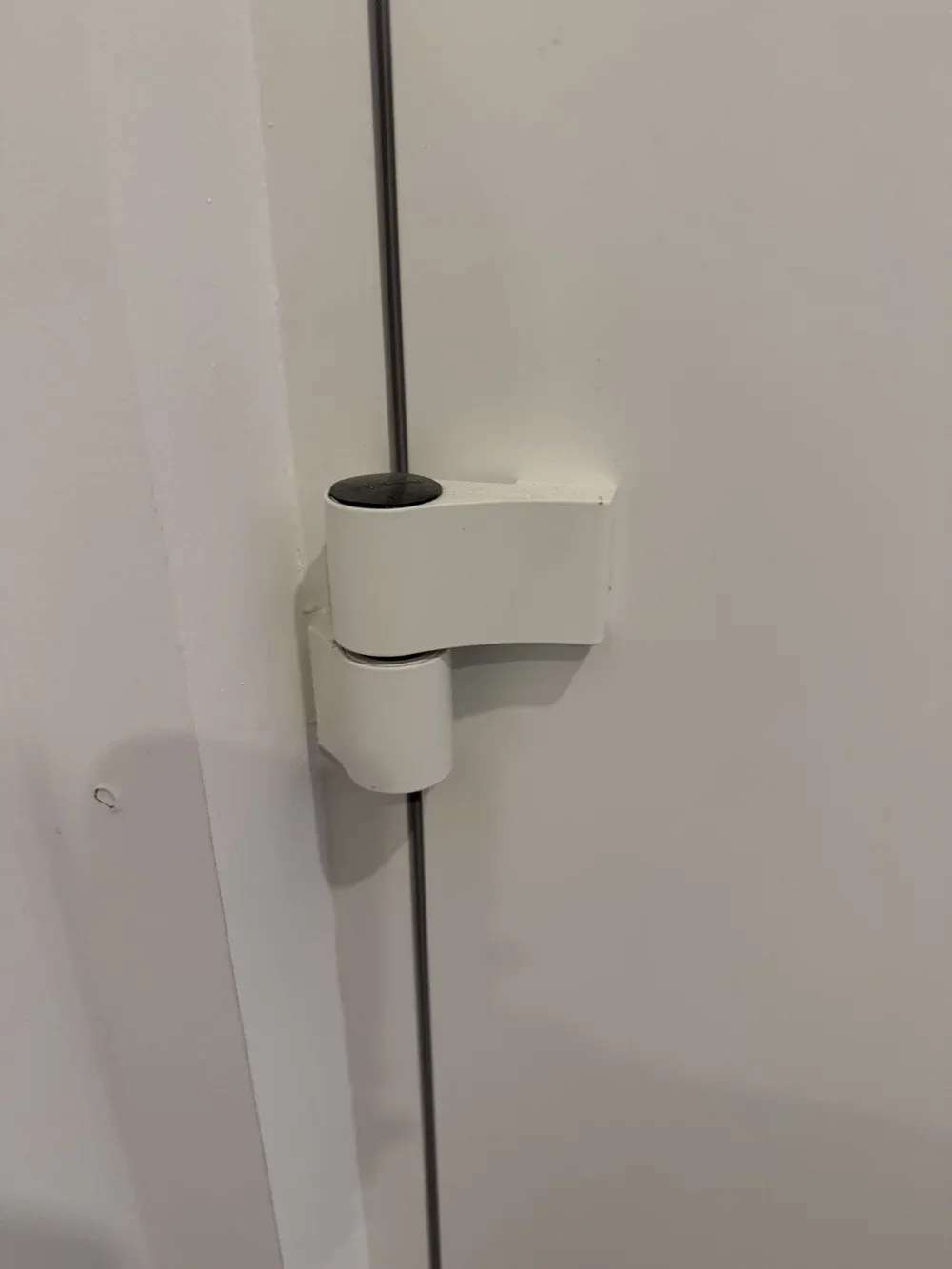 Türenwartung: Rollenband an einer weißen Innentür