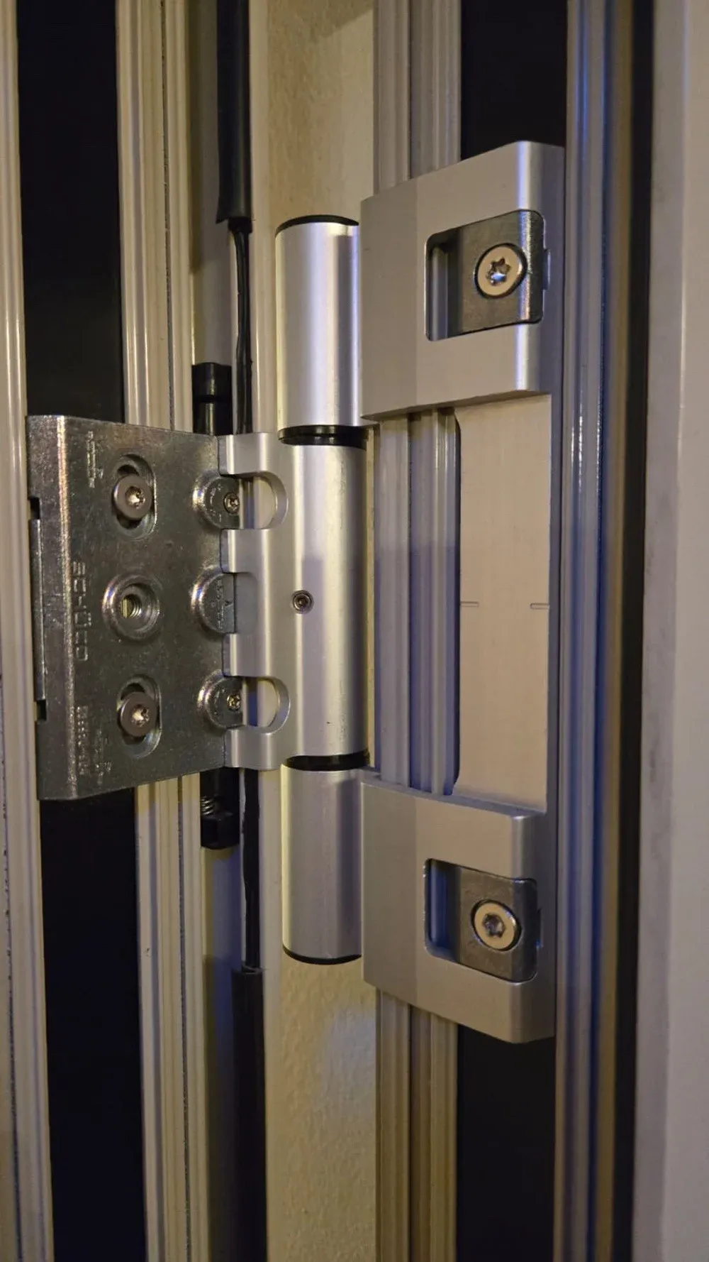 Türband an einer Aluminiumtür, Schrauben am Rahmenteil und an den Flügelteilen sichtbar